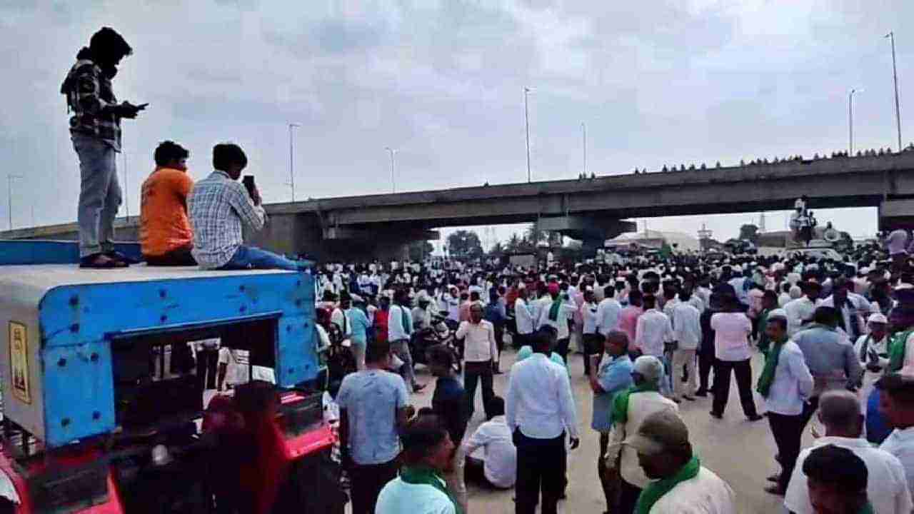 ತೀವ್ರ ಸ್ವರೂಪ ಪಡೆದ ಕಬ್ಬು ಬೆಳೆಗಾರರ ಪ್ರತಿಭಟನೆ: ಪೊಲೀಸರ ಲಾಠಿ ಚಾರ್ಜ್​​ ಗೆ ಪ್ರತಿಯಾಗಿ ರೈತರಿಂದ ಕಲ್ಲೇಟು