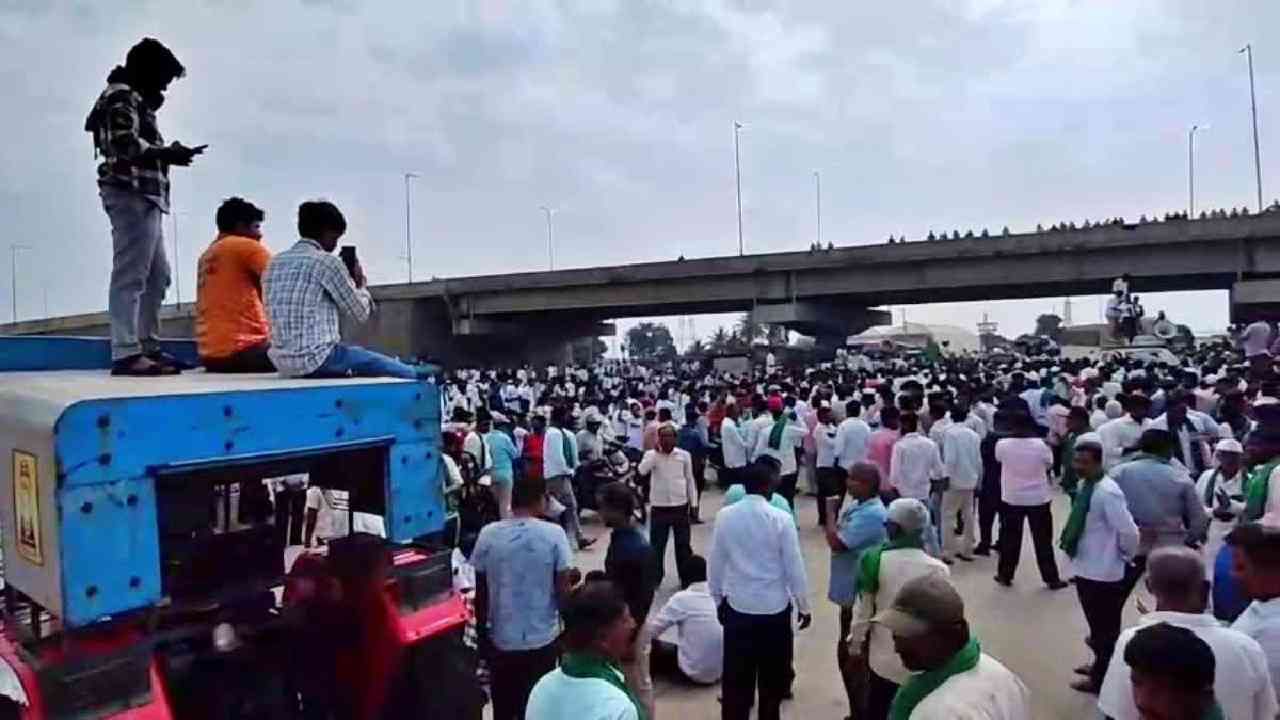 ತೀವ್ರ ಸ್ವರೂಪ ಪಡೆದ ಕಬ್ಬು ಬೆಳೆಗಾರರ ಪ್ರತಿಭಟನೆ: ಪೊಲೀಸರ ಲಾಠಿ ಚಾರ್ಜ್​​ ಗೆ ಪ್ರತಿಯಾಗಿ ರೈತರಿಂದ ಕಲ್ಲೇಟು