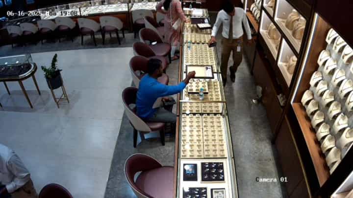 ಬೆಂಗಳೂರು: ನಕಲಿ ಉಂಗುರ ಇಟ್ಟು ಅಸಲಿ ಉಂಗುರ ಕಳ್ಳತನ; ದೃಶ್ಯ ಸಿಸಿ ಕ್ಯಾಮೆರಾದಲ್ಲಿ ಸೆರೆ ಬೆಂಗಳೂರು: ನಕಲಿ ಉಂಗುರ ಇಟ್ಟು ಅಸಲಿ ಉಂಗುರ ಕಳ್ಳತನ; ದೃಶ್ಯ ಸಿಸಿ ಕ್ಯಾಮೆರಾದಲ್ಲಿ ಸೆರೆ