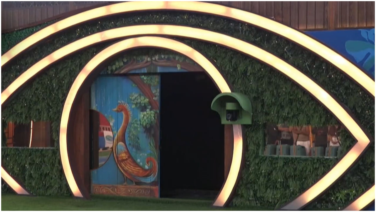 ಏಕಾಏಕಿ ತೆರೆಯಿತು ಬಿಗ್ ಬಾಸ್ ಮನೆಯ ಮುಖ್ಯದ್ವಾರ: ಯಾರ ಎದೆಯಲ್ಲಿ ಢವಢವ? ಏಕಾಏಕಿ ತೆರೆಯಿತು ಬಿಗ್ ಬಾಸ್ ಮನೆಯ ಮುಖ್ಯದ್ವಾರ: ಯಾರ ಎದೆಯಲ್ಲಿ ಢವಢವ?