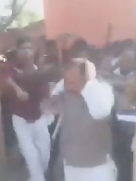 ವಿದ್ಯಾರ್ಥಿನಿಗೆ ಲೈಂಗಿಕ ಕಿರುಕುಳ ನೀಡಿದ ಶಿಕ್ಷಕನಿಗೆ ಬಿತ್ತು ಗೂಸಾ