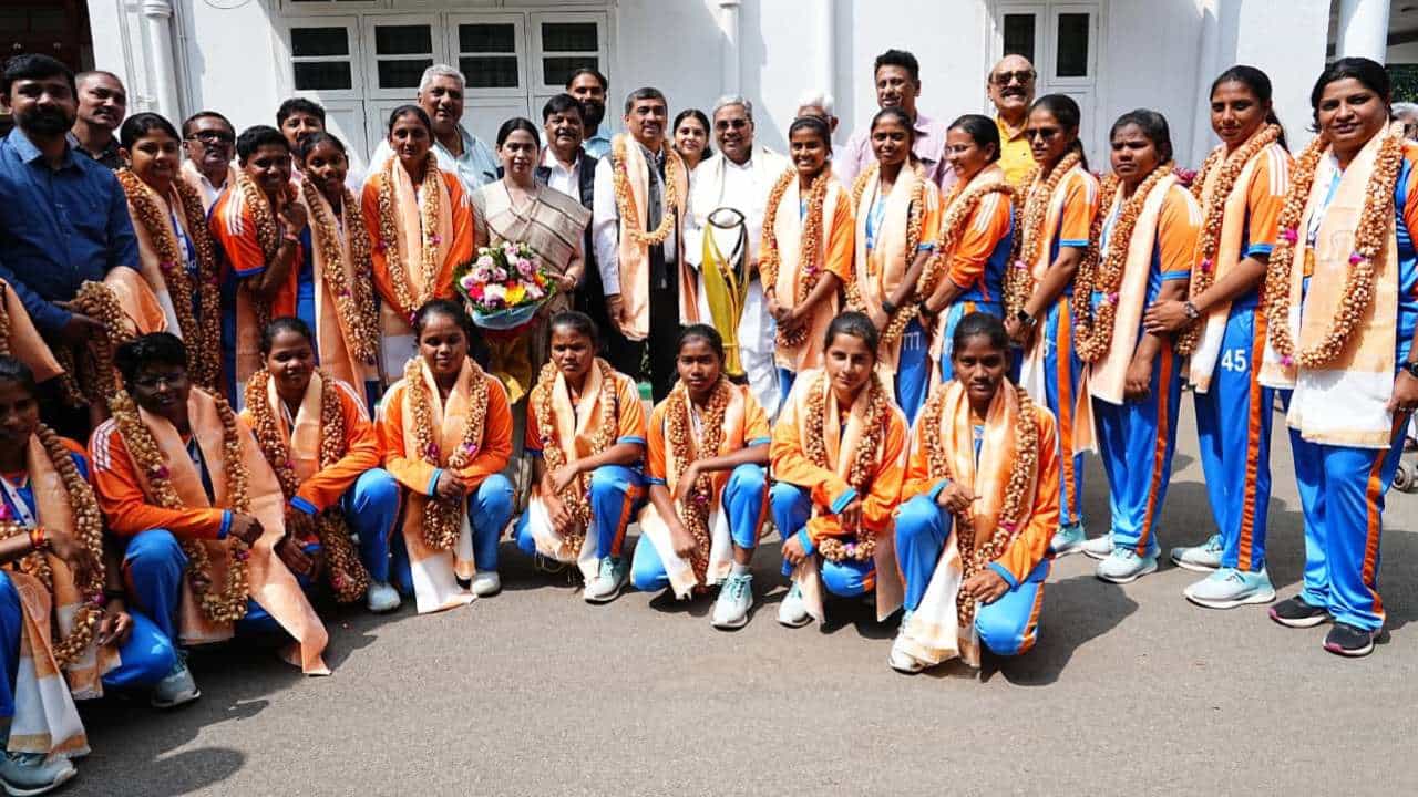 ಭಾರತದ ಅಂಧ ಮಹಿಳೆಯರ ಕ್ರಿಕೆಟ್ ತಂಡ ಚೊಚ್ಚಲ ವಿಶ್ವಕಪ್ ಕಿರೀಟ ಮುಡಿಗೇರಿಸಿಕೊಂಡಿದೆ. ಈ ಹಿನ್ನೆಲೆ ಇಡೀ ತಂಡಕ್ಕೆ ಸಿಎಂ ಸಿದ್ದರಾಮಯ್ಯ ಅಭಿನಂದನೆ ಸಲ್ಲಿಸಿದ್ದಾರೆ.