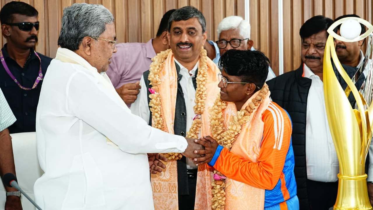 ಈ ಕುರಿತಾಗಿ ಟ್ವೀಟ್ ಮಾಡಿರುವ ಸಿಎಂ ಸಿದ್ದರಾಮಯ್ಯ, ವಿಶ್ವಕಪ್ ವಿಜೇತ ಭಾರತದ ಅಂಧ ಮಹಿಳಾ ಕ್ರಿಕೆಟ್ ತಂಡದ ಸದಸ್ಯರನ್ನು ಅಭಿನಂದಿಸಿದ್ದು, ಮುಂದಿನ ಕ್ರೀಡಾ ಬದುಕು ಹೀಗೆಯೇ ಯಶಸ್ಸುಗಳಿಂದ ಕೂಡಿರಲಿ ಎಂದು ಶುಭ ಹಾರೈಸಿದ್ದಾರೆ.
