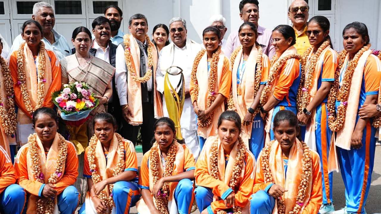 ಈ ಸಂದರ್ಭದಲ್ಲಿ ಮಹಿಳಾ ಮತ್ತು ಮಕ್ಕಳ ಕಲ್ಯಾಣ ಇಲಾಖೆ ಸಚಿವೆ ಲಕ್ಷ್ಮೀ ಹೆಬ್ಬಾಳ್ಕರ್, ಸಮಾಜ ಕಲ್ಯಾಣ ಸಚಿವ  ಎಚ್.ಸಿ. ಮಹದೇವಪ್ಪ ಹಾಗೂ ಉನ್ನತ ಶಿಕ್ಷಣ ಸಚಿವ ಎಂ.ಸಿ.ಸುಧಾಕರ್, ಮುಖ್ಯಮಂತ್ರಿಗಳ ಮಾಧ್ಯಮ‌ ಸಲಹೆಗಾರ ಕೆ.ವಿ.ಪ್ರಭಾಕರ್ ಉಪಸ್ಥಿತರಿದ್ದರು. 
