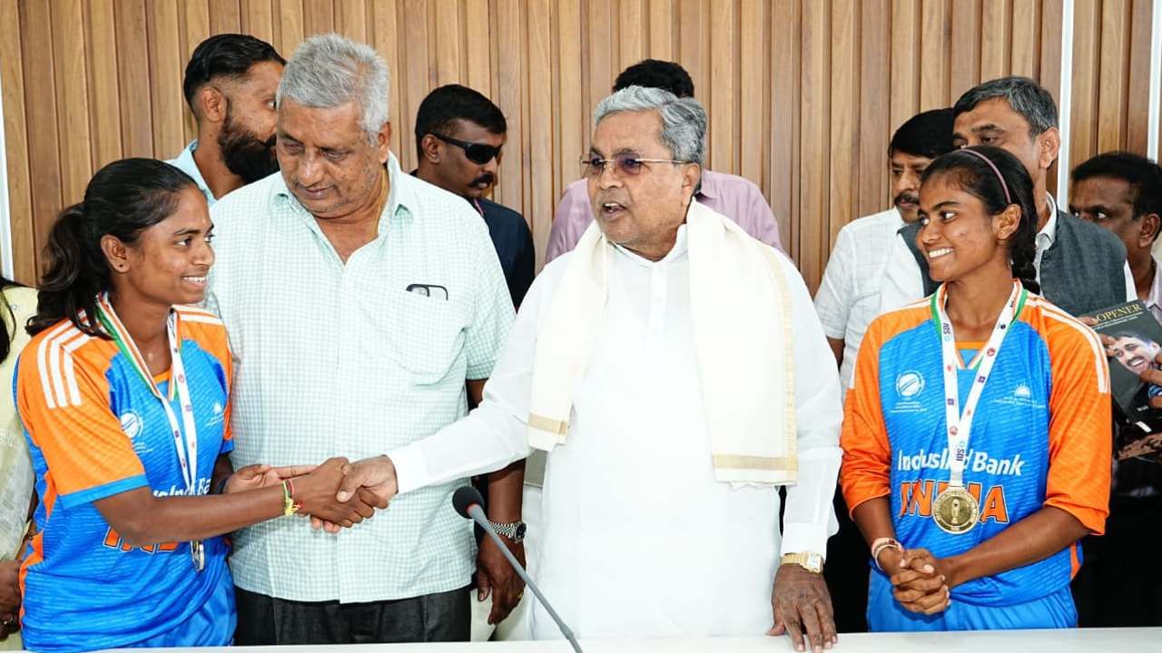 ತುಮಕೂರಿನ ಶಿರಾ ಮೂಲದ ದೀಪಿಕಾ ಅವರ ನಾಯಕತ್ವ ಮತ್ತು ಆಟದ ವೈಖರಿಯನ್ನು ಸಿಎಂ ಸಿದ್ದರಾಮಯ್ಯ ಶ್ಲಾಘಿಸಿದ್ದಾರೆ.
