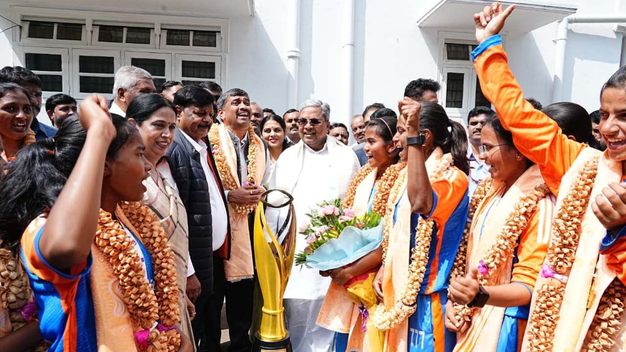ಮಂಗಳವಾರ ಕಾವೇರಿ ನಿವಾಸದಲ್ಲಿ ಕ್ರಿಕೆಟ್ ತಂಡದ ಪ್ರತಿ ಆಟಗಾರರನ್ನು ಅಭಿನಂದಿಸಿ, ಸನ್ಮಾನಿಸಿದ ಸಿಎಂ ಸಿದ್ದರಾಮಯ್ಯ, ತಲಾ 10 ಲಕ್ಷ ರೂ ನಗದು ಬಹುಮಾನ ಸೇರಿದಂತೆ ಸರ್ಕಾರಿ ಉದ್ಯೋಗ ಘೋಷಿಸಿದ್ದಾರೆ.
