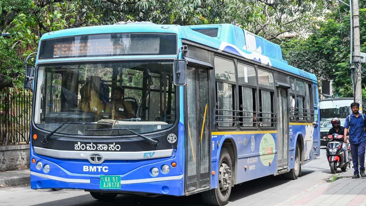 ಕುಡಿದು ಬರ್ತಿದ್ದ ಡ್ರೈವರ್ಗಳಿಗೆ ಲಂಚ ಪಡೆದು ಡ್ಯೂಟಿ: ಅಧಿಕಾರಿಗಳಿಗೆ ಶಾಕ್ಕೊಟ್ಟ BMTC ಕುಡಿದು ಬರ್ತಿದ್ದ ಡ್ರೈವರ್ಗಳಿಗೆ ಲಂಚ ಪಡೆದು ಡ್ಯೂಟಿ: ಅಧಿಕಾರಿಗಳಿಗೆ ಶಾಕ್ಕೊಟ್ಟ BMTC