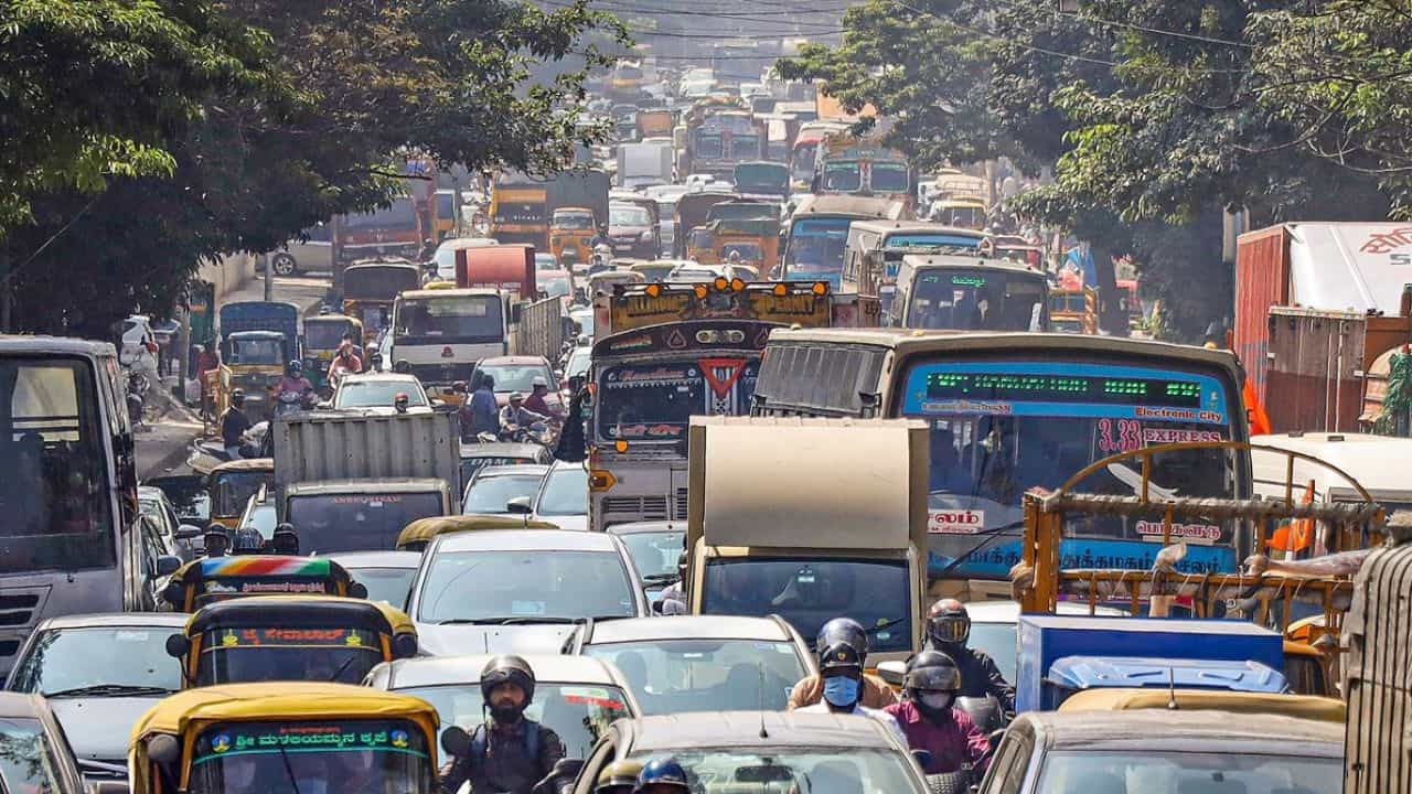 ಬೆಂಗಳೂರಿಗರೇ ಗಮನಿಸಿ: ಈ ಮಾರ್ಗಗಳಲ್ಲಿ ಇಂದು ಹೆವಿ ಟ್ರಾಫಿಕ್; ಬದಲಿ ಮಾರ್ಗ ಇಲ್ಲಿವೆ ಬೆಂಗಳೂರಿಗರೇ ಗಮನಿಸಿ: ಈ ಮಾರ್ಗಗಳಲ್ಲಿ ಇಂದು ಹೆವಿ ಟ್ರಾಫಿಕ್; ಬದಲಿ ಮಾರ್ಗ ಇಲ್ಲಿವೆ