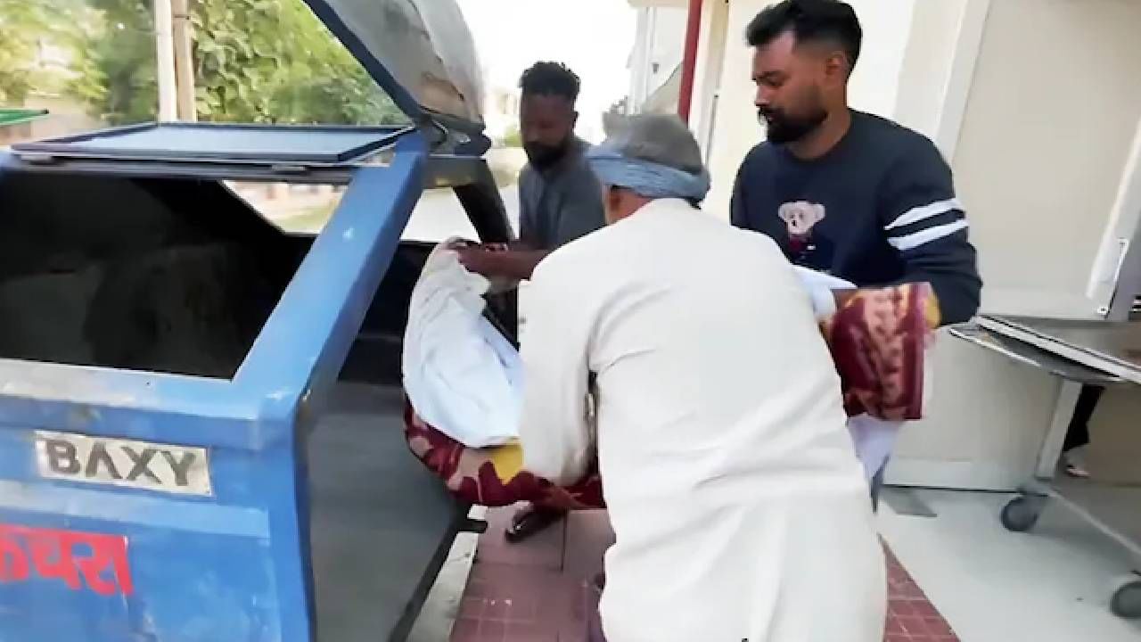 ನೆಂಟರಿಷ್ಟರಿದ್ದಾರೋ ಗೊತ್ತಿಲ್ಲ, ಆಪ್ತರು ಯಾರೂ ಜತೆಗಿಲ್ಲ, ಕಸದ ಟ್ರಾಲಿಯಲ್ಲಿ ಸ್ಮಶಾನಕ್ಕೆ ಹೊರಟ ಅನಾಥ ಶವ ನೆಂಟರಿಷ್ಟರಿದ್ದಾರೋ ಗೊತ್ತಿಲ್ಲ, ಆಪ್ತರು ಯಾರೂ ಜತೆಗಿಲ್ಲ, ಕಸದ ಟ್ರಾಲಿಯಲ್ಲಿ ಸ್ಮಶಾನಕ್ಕೆ ಹೊರಟ ಅನಾಥ ಶವ