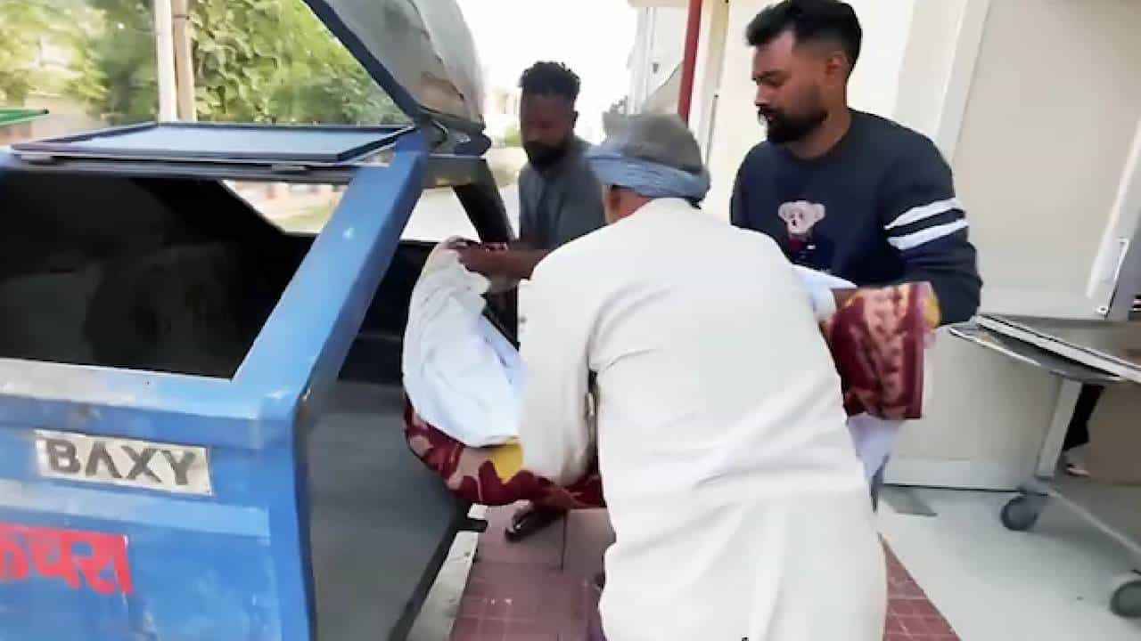 ನೆಂಟರಿಷ್ಟರಿದ್ದಾರೋ ಗೊತ್ತಿಲ್ಲ, ಆಪ್ತರು ಯಾರೂ ಜತೆಗಿಲ್ಲ, ಕಸದ ಟ್ರಾಲಿಯಲ್ಲಿ ಸ್ಮಶಾನಕ್ಕೆ ಹೊರಟ ಅನಾಥ ಶವ ನೆಂಟರಿಷ್ಟರಿದ್ದಾರೋ ಗೊತ್ತಿಲ್ಲ, ಆಪ್ತರು ಯಾರೂ ಜತೆಗಿಲ್ಲ, ಕಸದ ಟ್ರಾಲಿಯಲ್ಲಿ ಸ್ಮಶಾನಕ್ಕೆ ಹೊರಟ ಅನಾಥ ಶವ