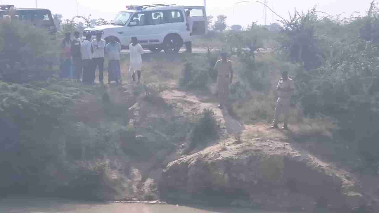 ಗದಗ: ಕೈ-ಕಾಲು ಕಟ್ಟಿ, ಅರೆಬೆತ್ತಲೆ ಸ್ಥಿತಿಯಲ್ಲಿ ಕೃಷಿ ಹೊಂಡದಲ್ಲಿ ಶವ ಪತ್ತೆ; ಬೆಚ್ಚಿದ ಗ್ರಾಮಸ್ಥರು