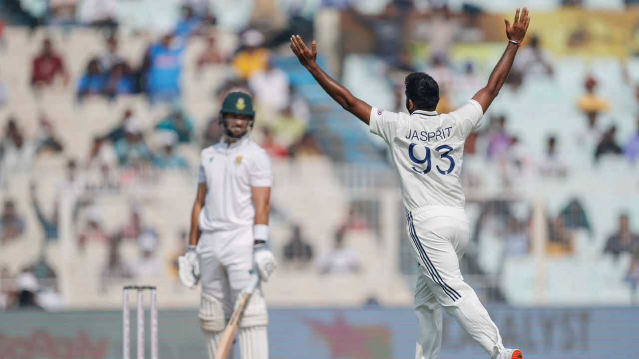 ಇದು ಮಾತ್ರವಲ್ಲದೆ ಈ ಪಂದ್ಯದಲ್ಲಿ ಆರಂಭಿಕರಿಬ್ಬರನ್ನು ಔಟ್ ಮಾಡುವ ಮೂಲಕ ಬುಮ್ರಾ, 2018 ರಿಂದ ಈ ಸ್ವರೂಪದಲ್ಲಿ ಅತಿ ಹೆಚ್ಚು ಎದುರಾಳಿ ಆರಂಭಿಕರನ್ನು (13) ಔಟ್ ಮಾಡಿದ ದಾಖಲೆಯನ್ನು ತಮ್ಮ ಖಾತೆಗೆ ಹಾಕಿಕೊಂಡಿದ್ದಾರೆ. ಇದಕ್ಕೂ ಮೊದಲು, ಈ ದಾಖಲೆಯನ್ನು ಇಂಗ್ಲೆಂಡ್‌ನ ಸ್ಟುವರ್ಟ್ ಬ್ರಾಡ್ ಹೊಂದಿದ್ದರು, ಅವರು ಆರಂಭಿಕರನ್ನು 12 ಬಾರಿ ಔಟ್ ಮಾಡಿದ್ದರು.
