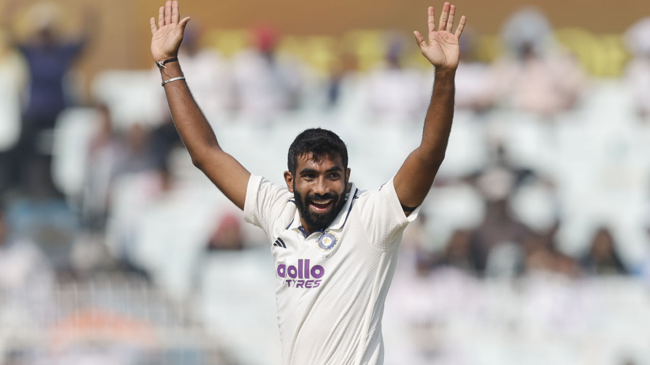 ಮೊದಲು ರಯಾನ್ ರಿಕಲ್ಟನ್ ಅವರನ್ನು ಕ್ಲೀನ್ ಬೌಲ್ಡ್ ಮಾಡಿದ ಜಸ್ಪ್ರಿತ್ ಬುಮ್ರಾ, ನಂತರ ಐಡೆನ್ ಮಾರ್ಕ್ರಾಮ್ ಅವರನ್ನು ಪೆವಿಲಿಯನ್​ಗಟ್ಟಿದರು. ಬುಮ್ರಾ ತನ್ನ ಮೊದಲ ಸ್ಪೆಲ್‌ನಲ್ಲಿ ದಕ್ಷಿಣ ಆಫ್ರಿಕಾದ ಆರಂಭಿಕರನ್ನು ಔಟ್ ಮಾಡಿದರು. 7 ಓವರ್‌ಗಳಲ್ಲಿ 9 ರನ್‌ಗಳನ್ನು ಬಿಟ್ಟುಕೊಟ್ಟ ಬುಮ್ರಾ ಇದರಲ್ಲಿ ನಾಲ್ಕು ಮೇಡನ್ ಓವರ್‌ಗಳನ್ನು ಎಸೆದರು.
