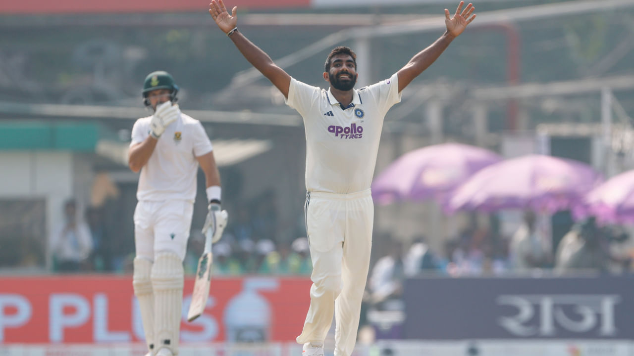 ಇವರಿಬ್ಬರ ಜೊತೆಯಾಟದಿಂದಾಗಿ ಆಫ್ರಿಕಾ ತಂಡದ ಸ್ಕೋರ್ ಮೊದಲ 10 ಓವರ್‌ಗಳಲ್ಲಿ 50 ರ ಗಡಿ ದಾಟಿತು. ಈ ವೇಳೆ 11ನೇ ಓವರ್ ಬೌಲ್ ಮಾಡಲು ದಾಳಿಗಿಳಿದ ಜಸ್ಪ್ರೀತ್ ಬುಮ್ರಾ ಆರಂಭಿಕ ರಯಾನ್ ರಿಕಲ್ಟನ್ ಅವರನ್ನು ಔಟ್ ಮಾಡುವ ಮೂಲಕ ಈ ಜೊತೆಯಾಟವನ್ನು ಮುರಿದರು. ಈ ವಿಕೆಟ್‌ನೊಂದಿಗೆ, ಬುಮ್ರಾ ಮಾಜಿ ಸ್ಪಿನ್ನರ್ ಆರ್ ಅಶ್ವಿನ್ ಅವರ ದಾಖಲೆಯನ್ನು ಮುರಿದರು.