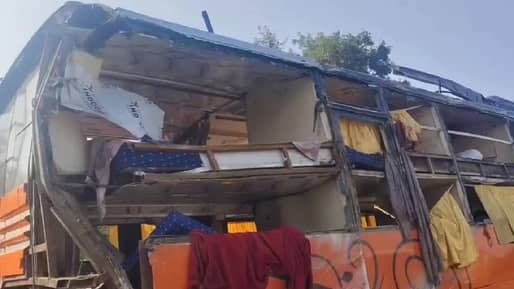 Video: ಆಗ್ರಾ ಎಕ್ಸ್​ಪ್ರೆಸ್​ವೇಯಲ್ಲಿ ಡಬಲ್ ಡೆಕ್ಕರ್ ಬಸ್ ಪಲ್ಟಿ, ಮೂವರು ಸಾವು, ಹಲವರಿಗೆ ಗಾಯ