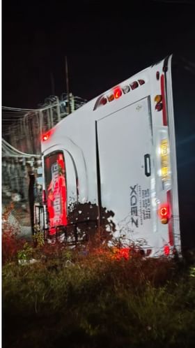 ಖಾಸಗಿ ಬಸ್ ಪಲ್ಟಿ: ವಿದ್ಯಾರ್ಥಿನಿಯರಿಗೆ ಗಾಯ