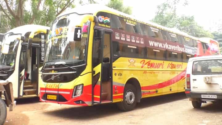 ತೆರಿಗೆ ಕಟ್ಟದೆ ವಂಚನೆ: RTO ಅಧಿಕಾರಿಗಳಿಂದ 10ಕ್ಕೂ ಹೆಚ್ಚು ಐಷಾರಾಮಿ ಖಾಸಗಿ ಬಸ್ಗಳು ಸೀಜ್ ತೆರಿಗೆ ಕಟ್ಟದೆ ವಂಚನೆ: RTO ಅಧಿಕಾರಿಗಳಿಂದ 10ಕ್ಕೂ ಹೆಚ್ಚು ಐಷಾರಾಮಿ ಖಾಸಗಿ ಬಸ್ಗಳು ಸೀಜ್