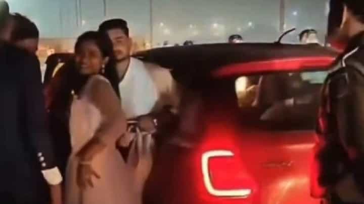 Video: ದೆಹಲಿಯಲ್ಲಿ ಸ್ಫೋಟದ ಬಳಿಕ ಗಾಡಿಗಳ ತಪಾಸಣೆ ಚುರುಕು, ಕಾರಿನ ಡಿಕ್ಕಿಯಲ್ಲಿ ಪೊಲೀಸರಿಗೆ ಕಂಡಿದ್ದೇನು? Video: ದೆಹಲಿಯಲ್ಲಿ ಸ್ಫೋಟದ ಬಳಿಕ ಗಾಡಿಗಳ ತಪಾಸಣೆ ಚುರುಕು, ಕಾರಿನ ಡಿಕ್ಕಿಯಲ್ಲಿ ಪೊಲೀಸರಿಗೆ ಕಂಡಿದ್ದೇನು?