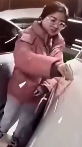 ತನ್ನ ಕಾರಿನ ಬಾಗಿಲು ತೆರೆಯಲು ಜಾಗವಿಲ್ಲವೆಂದು ಮಹಿಳೆ ಮಾಡಿದ್ದೇನು ನೋಡಿ