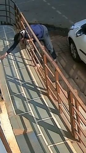 ಕಾರಿನಲ್ಲಿ ಬಂದು ಪತ್ರಿಕೆ ಕದ್ದೊಯ್ದ ಯುವಕ