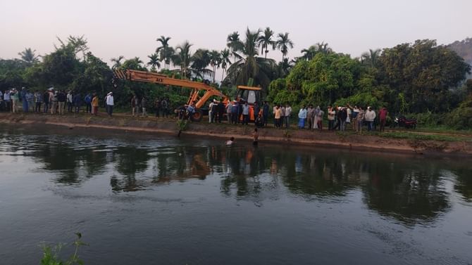 ಭದ್ರಾ ಕಾಲುವೆಗೆ ಬಿದ್ದ ಕಾರು: ಇಬ್ಬರು ಜಲ ಸಮಾಧಿ, ನಾಲ್ವರು ಪಾರು