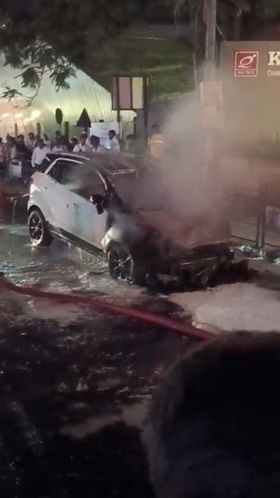 ಬೆಂಕಿ ಅವಘಡ: ಕಾರಿನಿಂದ ಇಳಿದು ಜೀವ ಉಳಿಸಿಕೊಂಡ ಮಾಲೀಕ