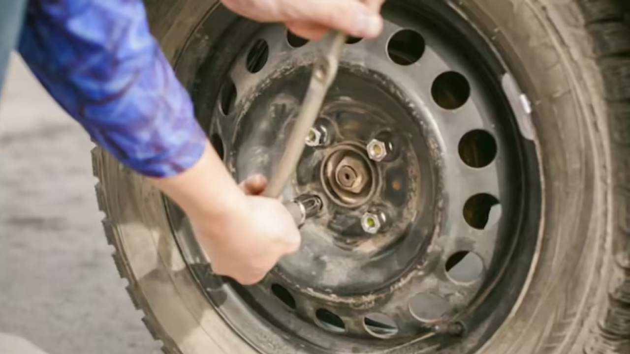 Auto Tips: ಕಾರಿನ ಚಕ್ರಗಳಲ್ಲಿ ರಂಧ್ರಗಳು ಏಕೆ ಇವೆ?: ಶೇ. 1 ರಷ್ಟು ಜನರಿಗೆ ಸಹ ತಿಳಿದಿಲ್ಲ Auto Tips: ಕಾರಿನ ಚಕ್ರಗಳಲ್ಲಿ ರಂಧ್ರಗಳು ಏಕೆ ಇವೆ?: ಶೇ. 1 ರಷ್ಟು ಜನರಿಗೆ ಸಹ ತಿಳಿದಿಲ್ಲ