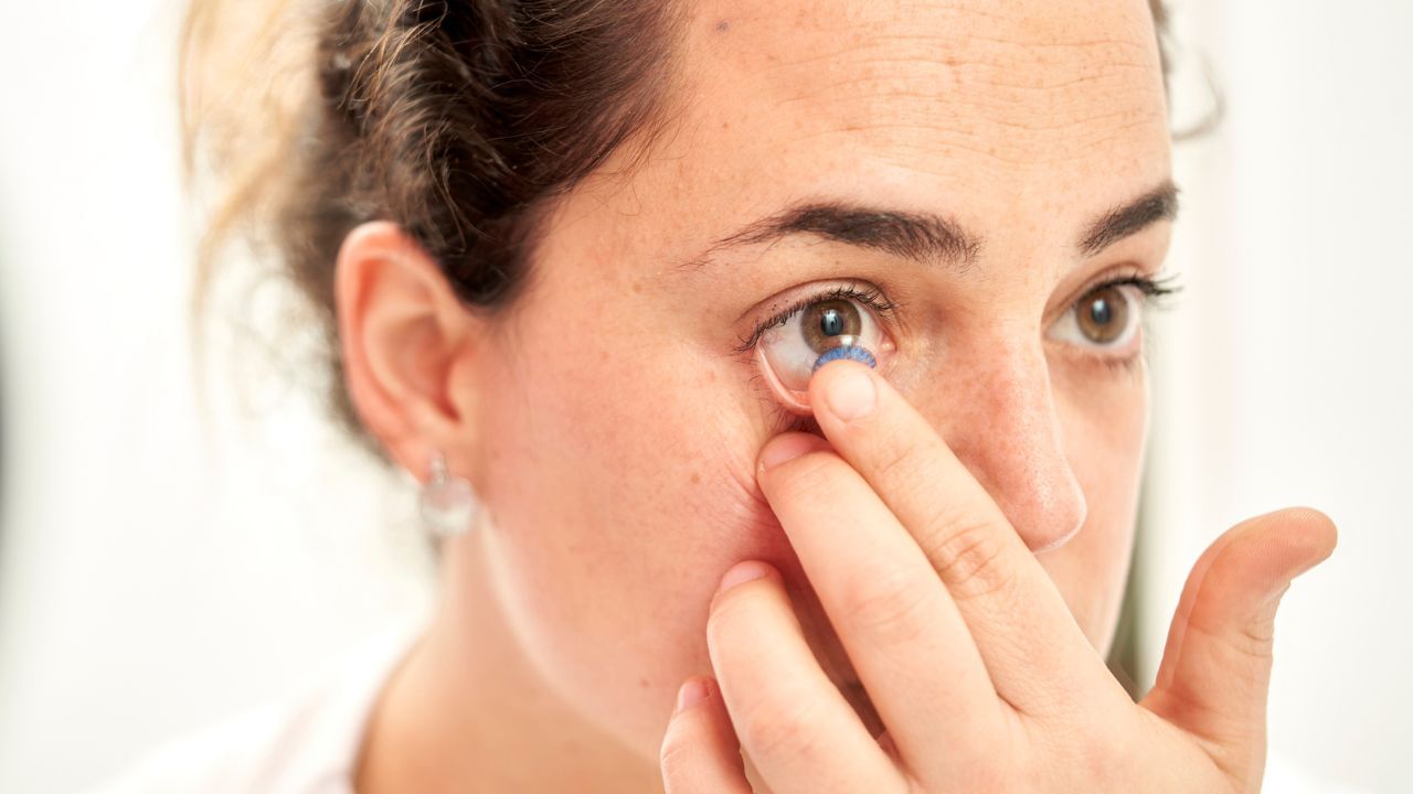 ನಿಮಗೂ ಕಾಂಟ್ಯಾಕ್ಟ್ ಲೆನ್ಸ್ ಧರಿಸುವ ಅಭ್ಯಾಸ ಇದ್ದಲ್ಲಿ ಈ ಸ್ಟೋರಿ ತಪ್ಪದೆ ಓದಿ! ಇದು ನಿಮಗೆ ತಿಳಿದಿರಲೇಬೇಕು