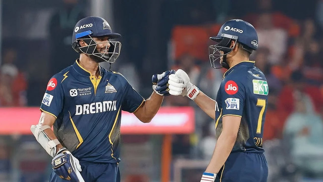 ವಾಷಿಂಗ್ಟನ್ ಸುಂದರ್ ಇತ್ತೀಚೆಗೆ ಉತ್ತಮ ಪ್ರದರ್ಶನ ನೀಡುತ್ತಿದ್ದಾರೆ. ಅವರು ಮೂರು ಸ್ವರೂಪಗಳಲ್ಲಿ ಭಾರತೀಯ ತಂಡಕ್ಕಾಗಿ ಆಡುತ್ತಾರೆ. ಇದರ ಜೊತೆಗೆ ಐಪಿಎಲ್‌ನಲ್ಲಿಯೂ ಉತ್ತಮ ದಾಖಲೆಯನ್ನು ಹೊಂದಿದ್ದಾರೆ. ಸನ್‌ರೈಸರ್ಸ್ ಹೈದರಾಬಾದ್‌ನಿಂದ ಬಿಡುಗಡೆಯಾದ ನಂತರ, ಅವರನ್ನು ಐಪಿಎಲ್ 2025 ರ ಮೆಗಾ ಹರಾಜಿನಲ್ಲಿ ಟೈಟಾನ್ಸ್ 3.2 ಕೋಟಿ ರೂ. ನೀಡಿ ಖರೀದಿಸಿತ್ತು. ಅಲ್ಲದೆ ಉತ್ತಮ ಫಾರ್ಮ್​ನಲ್ಲಿರುವ ಅವರನ್ನು ಬಿಟ್ಟುಕೊಡುವ ಮನಸ್ಥಿತಿಯಲ್ಲಿ ಟೈಟಾನ್ ಇಲ್ಲ. 