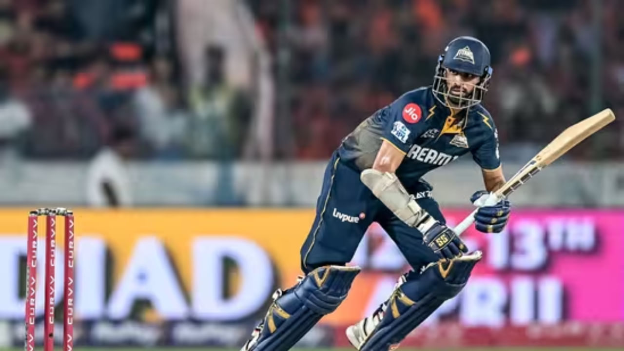 ವಾಷಿಂಗ್ಟನ್ ಸುಂದರ್ ಇದುವರೆಗೆ ಐಪಿಎಲ್‌ನಲ್ಲಿ 66 ಪಂದ್ಯಗಳನ್ನು ಆಡಿದ್ದು, 7.69 ರ ಎಕಾನಮಿ ದರದಲ್ಲಿ 39 ವಿಕೆಟ್‌ಗಳನ್ನು ಕಬಳಿಸಿದ್ದಾರೆ. ಅವರು ಪವರ್‌ಪ್ಲೇನಲ್ಲಿಯೂ ಬೌಲಿಂಗ್ ಮಾಡುವ ಸಾಮರ್ಥ್ಯ ಹೊಂದಿದ್ದಾರೆ. ಬ್ಯಾಟಿಂಗ್‌ನಲ್ಲಿ ಇಲ್ಲಿಯವರೆಗೆ 511 ರನ್‌ ಬಾರಿಸಿದ್ದಾರೆ. ಕಳೆದ ಸೀಸನ್​ನಲ್ಲಿ ಉತ್ತಮವಾಗಿ ಆಡಿದ್ದ ಸುಂದರ್ ಆಡಿದ ಐದು ಇನ್ನಿಂಗ್ಸ್‌ಗಳಲ್ಲಿ 166.25 ರ ಸ್ಟ್ರೈಕ್ ರೇಟ್‌ನಲ್ಲಿ 133 ರನ್‌ ಬಾರಿಸಿದ್ದರು.