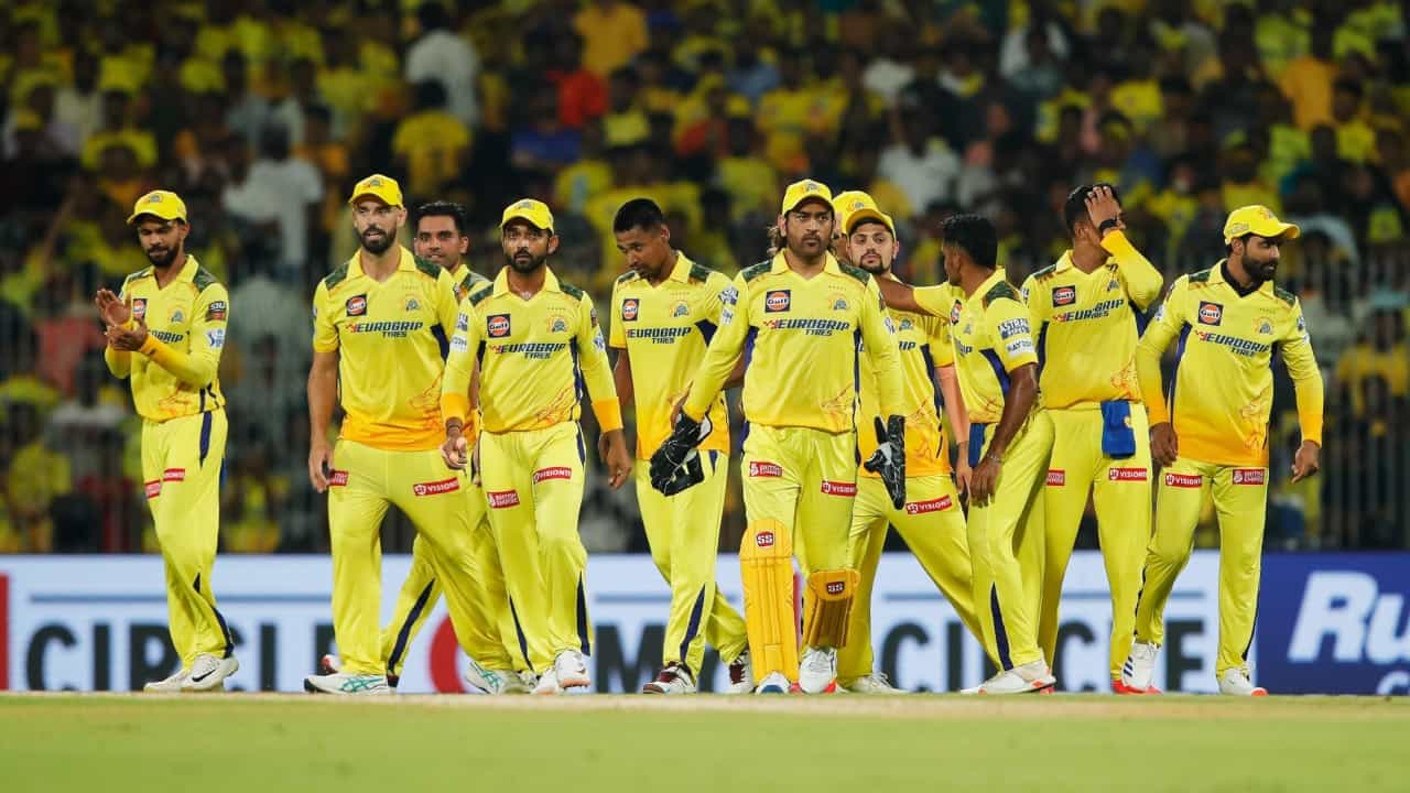 2025 ರ ಐಪಿಎಲ್ಗೂ ಮುನ್ನ ನಡೆದಿದ್ದ ಮೆಗಾ ಹರಾಜಿನಲ್ಲಿ ಒಂದೊಳ್ಳೆ ತಂಡ ಕಟ್ಟದೆ ಇಡೀ ಆವೃತ್ತಿಯಲ್ಲಿ ಕಳಪೆ ಪ್ರದರ್ಶನ ನೀಡಿದ್ದ ಚೆನ್ನೈ ಸೂಪರ್ಕಿಂಗ್ಸ್ ತಂಡ ಲೀಗ್ ಹಂತದಲ್ಲೇ ಹೊರಬಿದಿತ್ತು. ಹೀಗಾಗಿ ಈ ಬಾರಿಯಾದರೂ ಉತ್ತಮ ತಂಡವನ್ನು ಕಟ್ಟುವ ಇರಾದೆಯಲ್ಲಿರುವ ಸಿಎಸ್ಕೆ ಫ್ರಾಂಚೈಸಿ, 2026 ಮಿನಿ ಹರಾಜಿಗೂ ಮುನ್ನ ಕೆಲವು ಆಟಗಾರರನ್ನು ಬೇರೆ ತಂಡದಿಂದ ಟ್ರೇಡ್ ಮಾಡಿಕೊಳ್ಳಲು ಪ್ರಯತ್ನಿಸುತ್ತಿದೆ ಎಂದು ವರದಿಯಾಗಿದೆ.