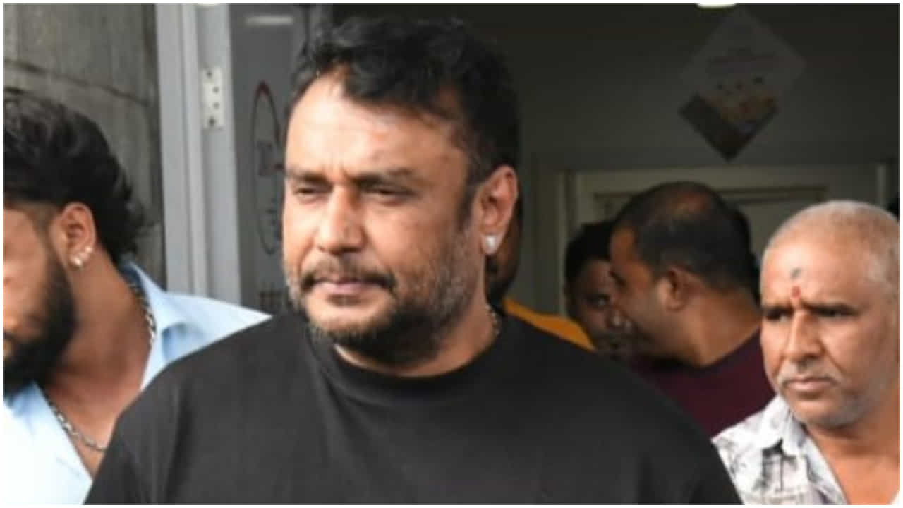 ದರ್ಶನ್ ರಾಜಾತಿಥ್ಯ ಕೇಸ್: ವರ್ಷ ಕಳೆದರೂ ಸಲ್ಲಿಕೆ ಆಗಿಲ್ಲ ಅಂತಿಮ ವರದಿ ದರ್ಶನ್ ರಾಜಾತಿಥ್ಯ ಕೇಸ್: ವರ್ಷ ಕಳೆದರೂ ಸಲ್ಲಿಕೆ ಆಗಿಲ್ಲ ಅಂತಿಮ ವರದಿ