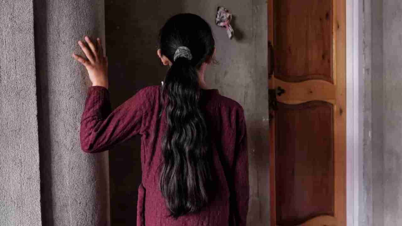 ಎತ್ತಿಗೆ ಜ್ವರ ಬಂದ್ರೆ ಎಮ್ಮೆಗೆ ಬರೆ ಎನ್ನುವಂತೆ ತಂದೆ ಮಾಡಿದ ತಪ್ಪಿಗೆ ಮಗಳ ಮೇಲೆ ಲೈಂಗಿಕ ದೌರ್ಜನ್ಯ