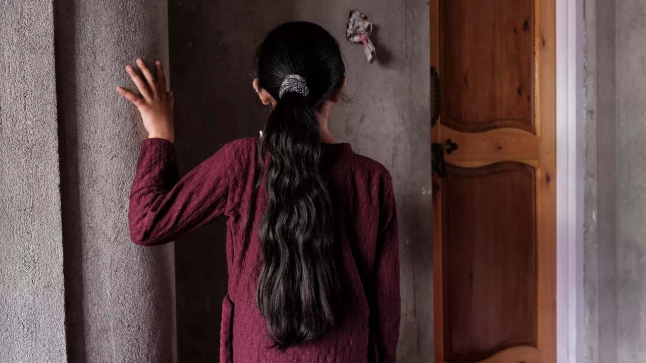 ಎತ್ತಿಗೆ ಜ್ವರ ಬಂದ್ರೆ ಎಮ್ಮೆಗೆ ಬರೆ ಎನ್ನುವಂತೆ ತಂದೆ ಮಾಡಿದ ತಪ್ಪಿಗೆ ಮಗಳ ಮೇಲೆ ಲೈಂಗಿಕ ದೌರ್ಜನ್ಯ