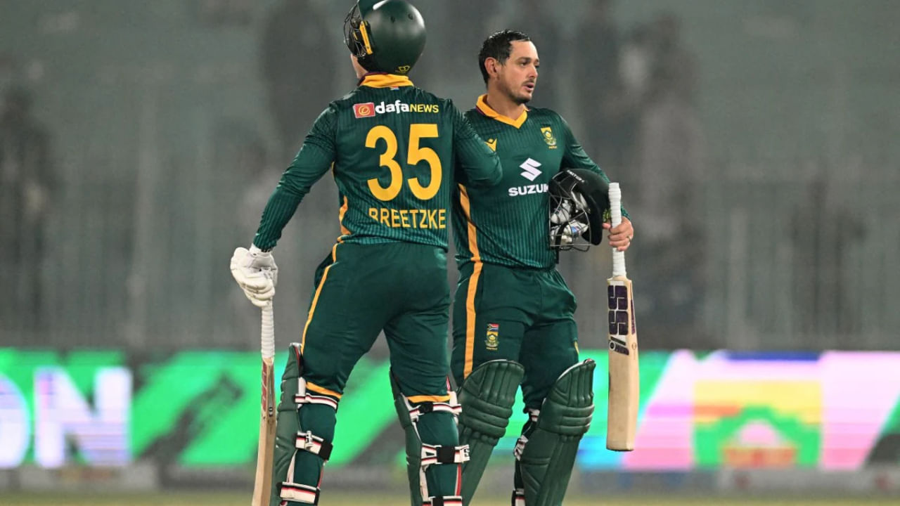 ಪಾಕಿಸ್ತಾನ ಪ್ರವಾಸವನ್ನು ದಕ್ಷಿಣ ಆಫ್ರಿಕಾ ತಂಡ ಸರಣಿ ಸೋಲಿನೊಂದಿಗೆ ಅಂತ್ಯಗೊಳಿಸಿದರೂ ನಿವೃತ್ತಿ ನಿರ್ಧಾರದಿಂದ ಹಿಂದೆ ಸರಿದು ಎರಡು ವರ್ಷಗಳ ಬಳಿಕ ಕ್ರಿಕೆಟ್ ಅಂಗಳದಲ್ಲಿ ಕಾಣಿಸಿಕೊಂಡಿದ್ದ ದಕ್ಷಿಣ ಆಫ್ರಿಕಾ ತಂಡದ ವಿಕೆಟ್‌ಕೀಪರ್ ಬ್ಯಾಟ್ಸ್‌ಮನ್ ಕ್ವಿಂಟನ್ ಡಿ ಕಾಕ್ ಅಮೋಘ ಪ್ರದರ್ಶನ ನೀಡಿದರು. ಏಕದಿನ ಸರಣಿಯಲ್ಲಿ 239 ರನ್ ಬಾರಿಸಿದ ಡಿ ಕಾಕ್, ಇದೇ ಸರಣಿಯಲ್ಲಿ ಧೋನಿಯ ವಿಶ್ವ ದಾಖಲೆಯನ್ನು ಸಹ ಸರಿಗಟ್ಟಿದರು.