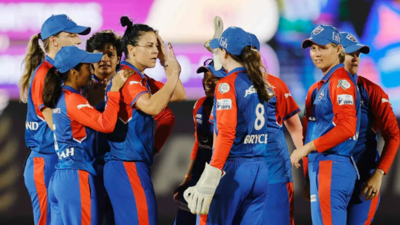 ಮೂರು ಬಾರಿ ಫೈನಲ್ಗೇರಿ ಚಾಂಪಿಯನ್ ಪಟ್ಟದಿಂದ ವಂಚಿತವಾಗಿರುವ ಡೆಲ್ಲಿ ಕ್ಯಾಪಿಟಲ್ಸ್ ಫ್ರಾಂಚೈಸಿ ಕೂಡ ಐವರು ಆಟಗಾರ್ತಿಯರನ್ನು ತಂಡದಲ್ಲಿ ಉಳಿಸಿಕೊಂಡಿದೆ. ಅವರುಗಳಲ್ಲಿ ಜೆಮಿಮಾ ರಾಡ್ರಿಗಸ್, ಶಫಾಲಿ ವರ್ಮಾ, ಮರಿಜಾನ್ನೆ ಕಪ್,ಅನ್ನಾಬೆಲ್ ಸದರ್ಲ್ಯಾಂಡ್, ನಿಕಿ ಪ್ರಸಾದ್.