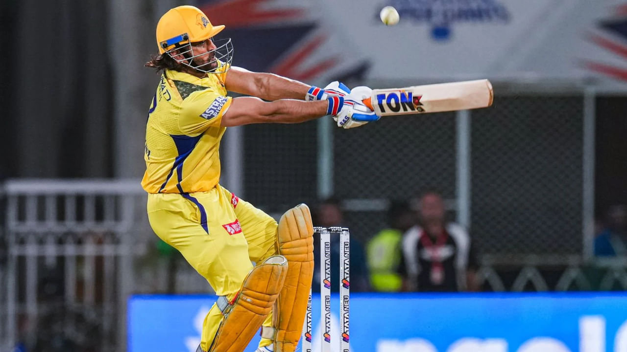 ವಾಸ್ತವವಾಗಿ, ಧೋನಿ ಕಳೆದ ಆವೃತ್ತಿಯಲ್ಲಿ 14 ಪಂದ್ಯಗಳ 13 ಇನ್ನಿಂಗ್ಸ್‌ಗಳಲ್ಲಿ 24.50 ರ ಸರಾಸರಿ ಮತ್ತು 135.17 ರ ಸ್ಟ್ರೈಕ್ ರೇಟ್‌ನೊಂದಿಗೆ 196 ರನ್ ಬಾರಿಸಿದ್ದರು. ಈ ಅವಧಿಯಲ್ಲಿ ಅವರ ಗರಿಷ್ಠ ಸ್ಕೋರ್ ಔಟಾಗದೆ 30 ರನ್ ಆಗಿತ್ತು. ಹಾಗೆಯೇ ಅವರು ಐದು ಪಂದ್ಯಗಳಲ್ಲಿ ಅಜೇಯರಾಗಿಯು ಉಳಿದಿದ್ದರು. ಇದು ಧೋನಿಯಲ್ಲಿ ಇನ್ನೂ ಕ್ರಿಕೆಟ್ ಉಳಿದಿದೆ ಎಂಬುದನ್ನು ಸೂಚಿಸುತ್ತಿದ್ದು, ಸಿಎಸ್​ಕೆ ಸಿಇಒ ನೀಡಿರುವ ಹೇಳಿಕೆ ಪ್ರಕಾರ ಅವರು ಮುಂದಿನ ಐಪಿಎಲ್ ಆಡುವುದು ಖಚಿತವಾಗಿದೆ.