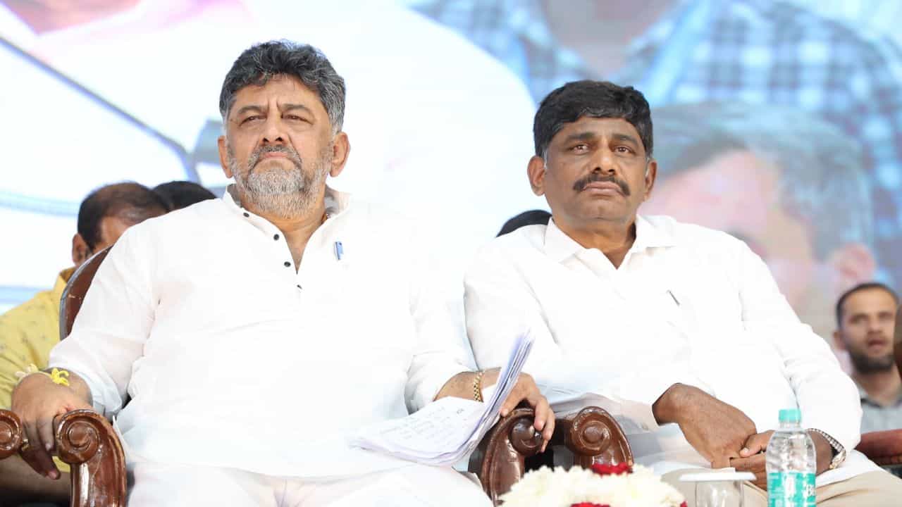 ಸಚಿವ ಸಂಪುಟ ಸರ್ಕಸ್ ನಡುವೆ ಡಿಕೆ ಬ್ರದರ್ಸ್ ನಡೆ ಸಸ್ಪೆನ್ಸ್: ಕಾಂಗ್ರೆಸ್ ಪಾಳಯದಲ್ಲಿ ಆಗ್ತಿರೋದೇನು? ಸಚಿವ ಸಂಪುಟ ಸರ್ಕಸ್ ನಡುವೆ ಡಿಕೆ ಬ್ರದರ್ಸ್ ನಡೆ ಸಸ್ಪೆನ್ಸ್: ಕಾಂಗ್ರೆಸ್ ಪಾಳಯದಲ್ಲಿ ಆಗ್ತಿರೋದೇನು?