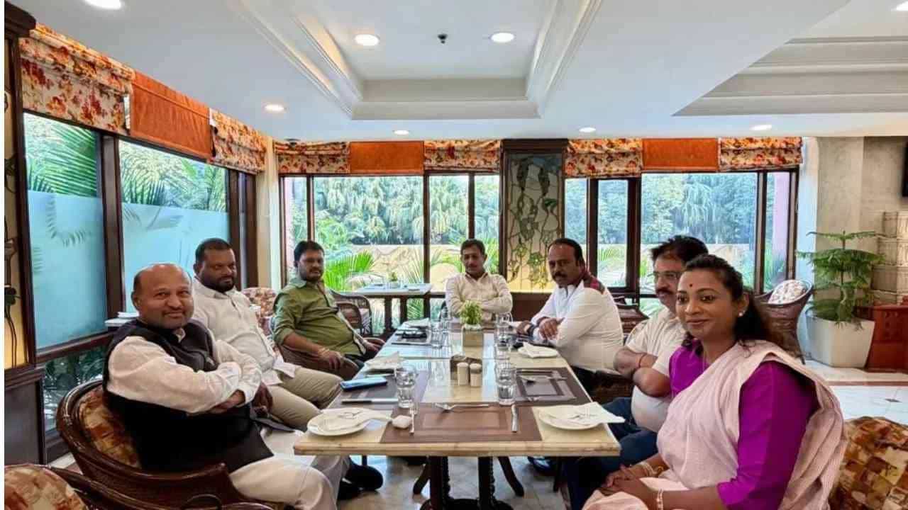 ಹೈಕಮಾಂಡ್ ಡೋಂಟ್ ಕೇರ್:ಬಂದ ದಾರಿಗೆ ಸುಂಕವಿಲ್ಲ ಎಂಬಂತೆ ಡಿಕೆಶಿ ಬಣ ದಿಲ್ಲಿಯಿಂದ ವಾಪಸ್ ಹೈಕಮಾಂಡ್ ಡೋಂಟ್ ಕೇರ್:ಬಂದ ದಾರಿಗೆ ಸುಂಕವಿಲ್ಲ ಎಂಬಂತೆ ಡಿಕೆಶಿ ಬಣ ದಿಲ್ಲಿಯಿಂದ ವಾಪಸ್