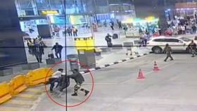 ಕೆಂಪೇಗೌಡ ಏರ್ಪೋಟ್​​ನಲ್ಲೇ ಲಾಂಗ್ ಹಿಡಿದು ಅಟ್ಟಾಡಿಸಿದ ವಿಡಿಯೋ ಸೆರೆ