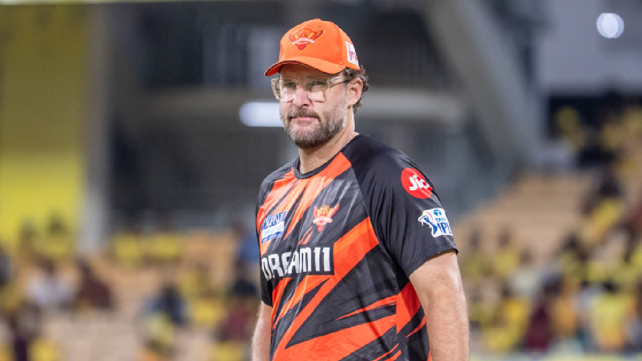 ಸನ್​ರೈಸರ್ಸ್ ಹೈದರಾಬಾದ್: ಎಸ್​ಆರ್​ಹೆಚ್​ ತಂಡದ ಕೋಚ್ ಆಗಿ ನ್ಯೂಝಿಲೆಂಡ್ ತಂಡದ ಮಾಜಿ ನಾಯಕ ಡೇನಿಯಲ್ ವೆಟ್ಟೋರಿ ಆಯ್ಕೆಯಾಗಿದ್ದಾರೆ. ಈ ಹಿಂದೆ ಆರ್​ಸಿಬಿ ತಂಡವನ್ನು ಮುನ್ನಡೆಸಿದ್ದ ವೆಟ್ಟೋರಿ ಇದೀಗ ಕೋಚ್ ಆಗಿ ಕಾರ್ಯ ನಿರ್ವಹಿಸುತ್ತಿದ್ದಾರೆ.