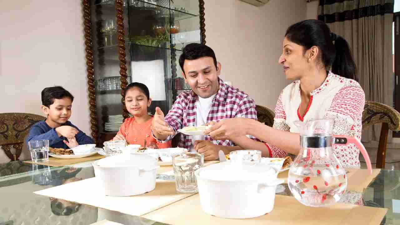 ಮನೆಯವರೆಲ್ಲಾ ಒಟ್ಟಿಗೆ ಕುಳಿತು ಊಟ ಮಾಡುವುದರಿಂದ ಎಷ್ಟೆಲ್ಲಾ ಪ್ರಯೋಜನಗಳಿವೆ ನೋಡಿ