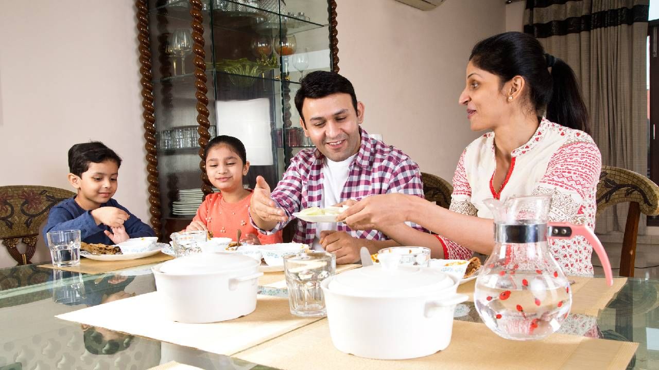 ಮನೆಯವರೆಲ್ಲಾ ಒಟ್ಟಿಗೆ ಕುಳಿತು ಊಟ ಮಾಡುವುದರಿಂದ ಎಷ್ಟೆಲ್ಲಾ ಪ್ರಯೋಜನಗಳಿವೆ ನೋಡಿ