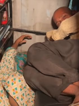 ನಿರಾಶ್ರಿತರಾಗಿ ಆಟೋದಲ್ಲಿ ಮಲಗಿದ್ದ ವೃದ್ಧರು