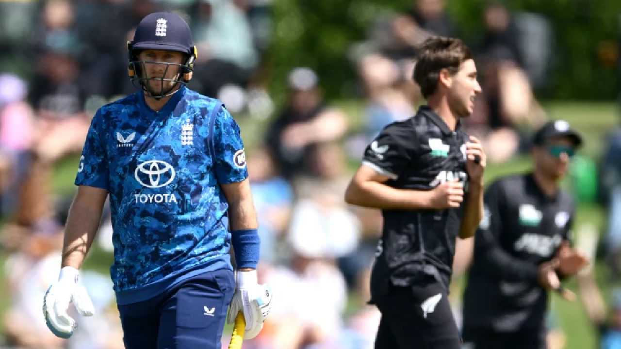 ನ್ಯೂಝಿಲೆಂಡ್ ವಿರುದ್ಧದ 3 ಪಂದ್ಯಗಳ ಏಕದಿನ ಸರಣಿಯಲ್ಲಿ ಇಂಗ್ಲೆಂಡ್ ಅಗ್ರ ನಾಲ್ವರು ಬ್ಯಾಟರ್​ಗಳು ಕಲೆಹಾಕಿದ ಒಟ್ಟು ಸ್ಕೋರ್ ಕೇವಲ 84 ರನ್​ಗಳು ಮಾತ್ರ. ಇದರೊಂದಿಗೆ ಏಕದಿನ ಕ್ರಿಕೆಟ್ ಇತಿಹಾಸದಲ್ಲೇ ಟೂರ್ನಿ ಅಥವಾ ಏಕದಿನ ಸರಣಿಯೊಂದರಲ್ಲಿ ಅತೀ ಕಡಿಮೆ ಸ್ಕೋರ್​ಗಳಿಸಿದ ಟಾಪ್-4 ಬ್ಯಾಟರ್​ಗಳ ಹೀನಾಯ ದಾಖಲೆ ಇಂಗ್ಲೆಂಡ್ ತಂಡದ ಹೆಸರಿಗೆ ಸೇರ್ಪಡೆಯಾಗಿದೆ.