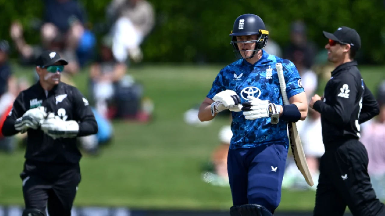 ಅಂದರೆ ಮೂರನೇ ಏಕದಿನ ಪಂದ್ಯದಲ್ಲಿ ಇಂಗ್ಲೆಂಡ್​​ನ ಟಾಪ್-4 ಬ್ಯಾಟರ್​ಗಳಾದ ಜೇಮಿ ಸ್ಮಿತ್ (5), ಬೆನ್ ಡಕೆಟ್ (8), ಜೋ ರೂಟ್ (2), ಜೇಕಬ್ ಬೆಥೆಲ್ (6) ಒಟ್ಟು ಸ್ಕೋರ್ 21 ರನ್​ಗಳು ಮಾತ್ರ. ಇದರೊಂದಿಗೆ ಏಕದಿನ ಸರಣಿ ಅಥವಾ ಟೂರ್ನಿಯಲ್ಲಿ ಅತೀ ಕಡಿಮೆ ರನ್ ಕಲೆಹಾಕಿದ ಟಾಪ್-4 ಬ್ಯಾಟರ್​ಗಳ ಹೀನಾಯ ದಾಖಲೆಯೊಂದು ಇಂಗ್ಲೆಂಡ್ ಪಾಲಾಯಿತು.