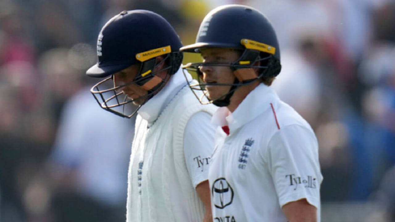 ಇದಕ್ಕೂ ಮುನ್ನ ಈ ದಾಖಲೆ ಭರ್ಜರಿ ಇಂಗ್ಲೆಂಡ್ ತಂಡದ ಹೆಸರಿನಲ್ಲಿತ್ತು. 2022 ರಲ್ಲಿ ನಾಟಿಂಗ್​ಹ್ಯಾಮ್​ನಲ್ಲಿ ನಡೆದ ಟೆಸ್ಟ್​ ಪಂದ್ಯದಲ್ಲಿ ನ್ಯೂಝಿಲೆಂಡ್ ನೀಡಿದ 299 ರನ್​​ಗಳ ಗುರಿಯನ್ನು ಇಂಗ್ಲೆಂಡ್ 50 ಓವರ್​​ಗಳಲ್ಲಿ ಚೇಸ್ ಮಾಡಿ ಇತಿಹಾಸ ನಿರ್ಮಿಸಿದ್ದರು.