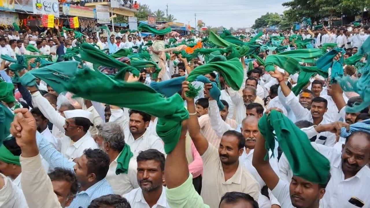 ಕಬ್ಬಿಗೆ ದರ ನಿಗದಿಗೆ ಆಗ್ರಹಿಸಿ ಪ್ರತಿಭಟನೆ: ಅನ್ನದಾತ ಕೂಗಿಗೆ ಸ್ಪಂದಿಸದ ಬೆಳಗಾವಿ ನಾಯಕರು! ಕಬ್ಬಿಗೆ ದರ ನಿಗದಿಗೆ ಆಗ್ರಹಿಸಿ ಪ್ರತಿಭಟನೆ: ಅನ್ನದಾತ ಕೂಗಿಗೆ ಸ್ಪಂದಿಸದ ಬೆಳಗಾವಿ ನಾಯಕರು!