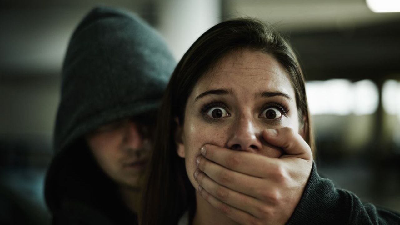 ಸೊಸೆಗೆ ಅರೆಬರೆ ಬಟ್ಟೆ ಹಾಕೊಂಡು ಬಾ ಗಂಡನ ಬದಲು ನಾನು ಬರುತ್ತೇನೆ ಎಂದ ಮಾವ ಸೊಸೆಗೆ ಅರೆಬರೆ ಬಟ್ಟೆ ಹಾಕೊಂಡು ಬಾ ಗಂಡನ ಬದಲು ನಾನು ಬರುತ್ತೇನೆ ಎಂದ ಮಾವ