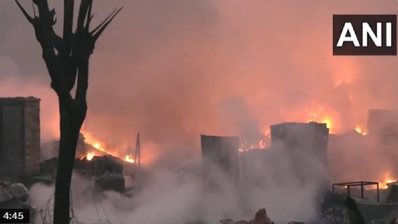 Video:ದೆಹಲಿಯ ಮೆಟ್ರೋ ನಿಲ್ದಾಣದ ಬಳಿ ಭಾರಿ ಅಗ್ನಿ ಅವಘಡ, ಹಲವು ಗುಡಿಸಲುಗಳು ಭಸ್ಮ, ಓರ್ವ ಸಾವು Video:ದೆಹಲಿಯ ಮೆಟ್ರೋ ನಿಲ್ದಾಣದ ಬಳಿ ಭಾರಿ ಅಗ್ನಿ ಅವಘಡ, ಹಲವು ಗುಡಿಸಲುಗಳು ಭಸ್ಮ, ಓರ್ವ ಸಾವು